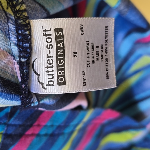 Butter-soft Scrub top - Picture 3 of 5